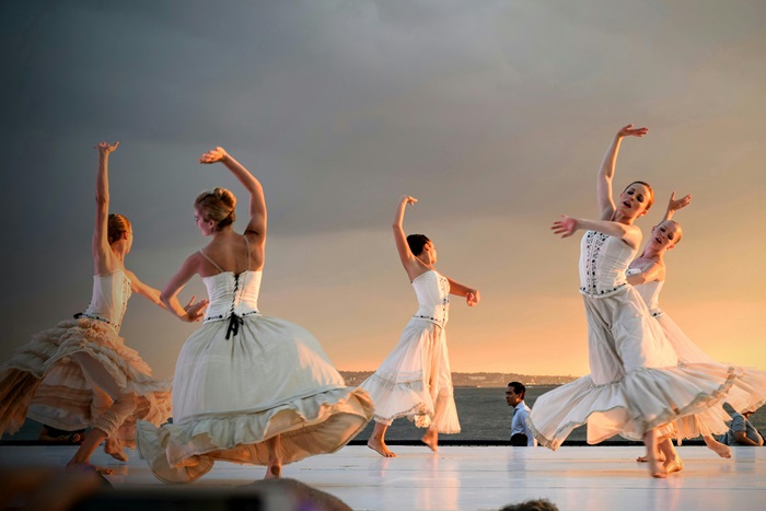 danse libre en groupe